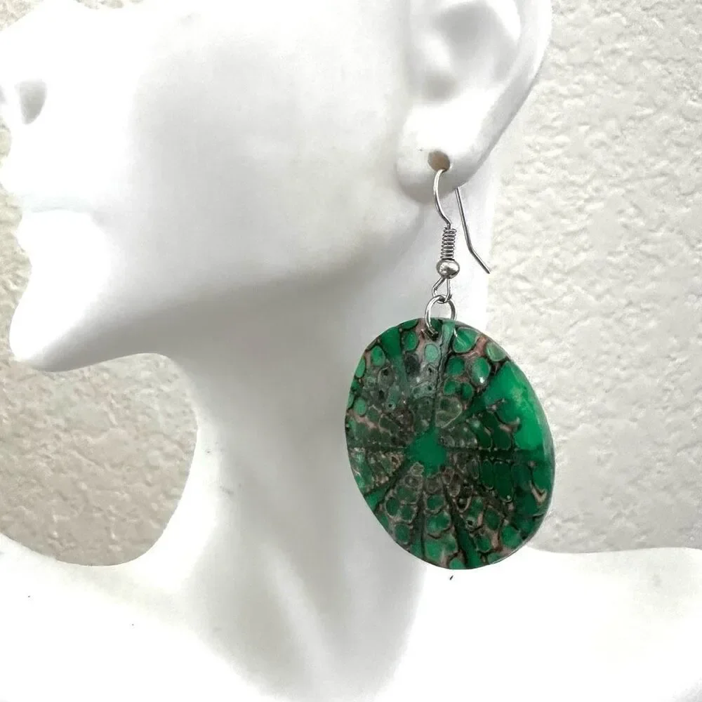 Green and brown shell round earrings
